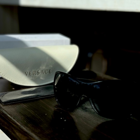 Like New Authentic Versace sunglasses in EUC - Picture 8 of 8